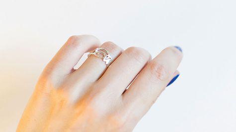 Inelul ACCEPT, bijuteria care a dat ura pe invers