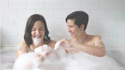 Lush lanseaza o noua campanie in care apar cupluri LGBT